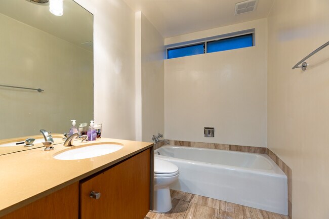 Building Photo - 3200 6th Ave