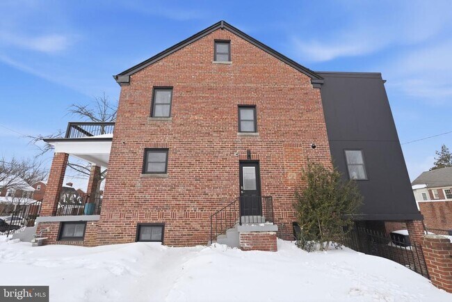 Building Photo - 1301 Somerset Pl NW