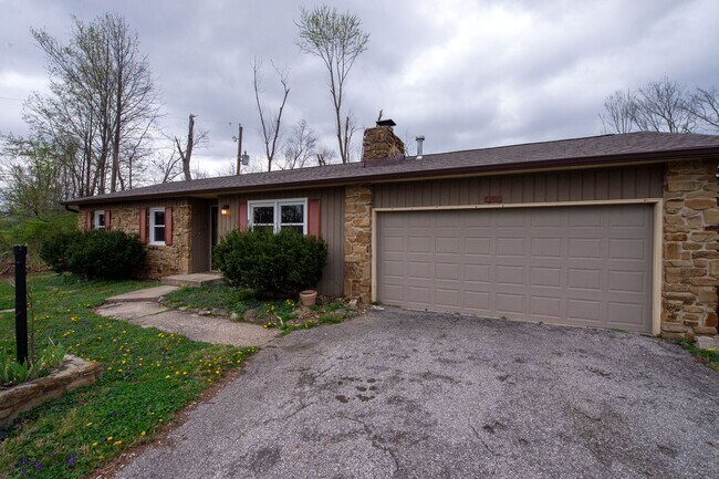 Building Photo - Lovely 3 Bed / 2 Bath in Private Setting--AVAILABLE NOW!!!