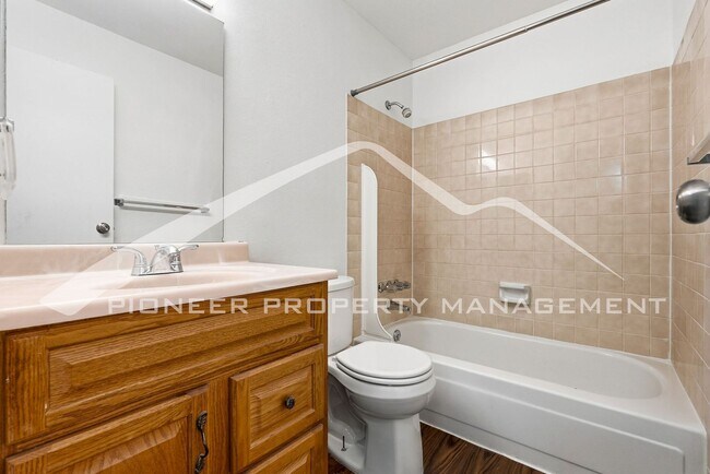 Building Photo - Spacious Condo with Washer/Dryer and Central AC