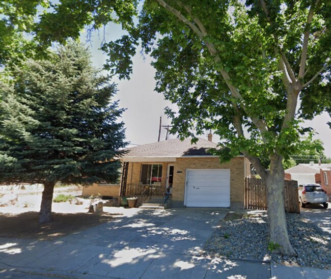 Primary Photo - 2 Bed One Bath Centrally Located - Availab...