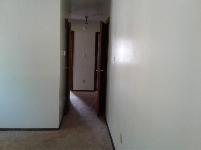 Building Photo - 828 S Harvey Dr