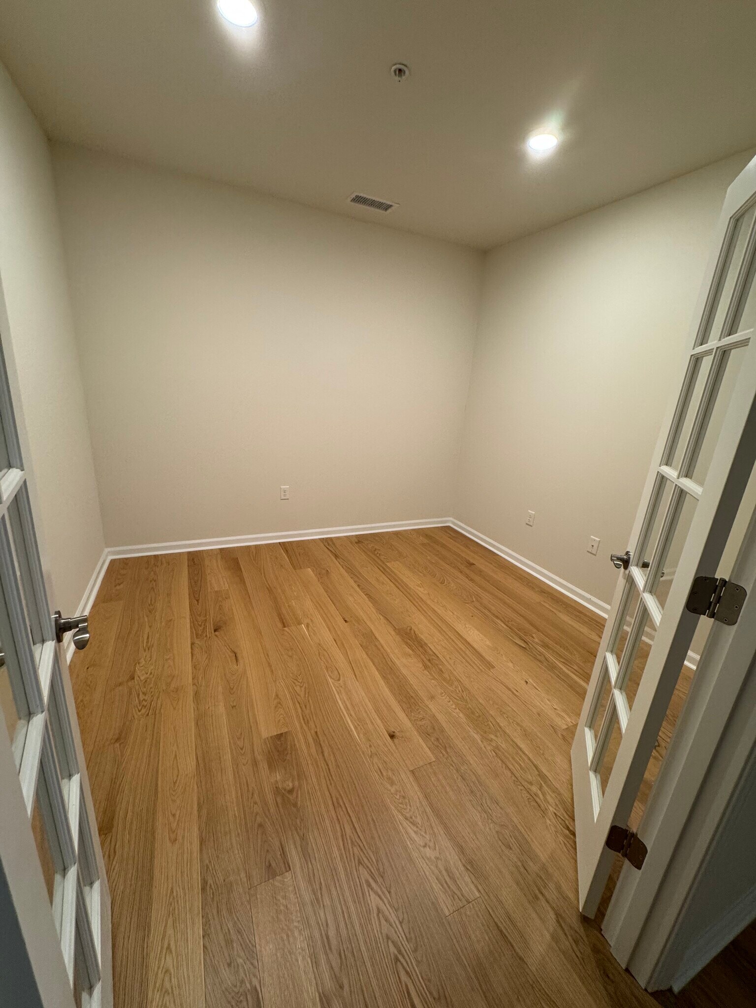 Den - 4 Stratton Dr