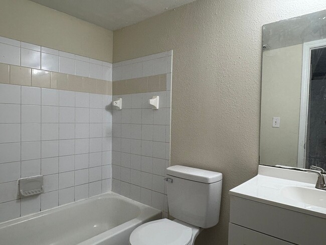 Building Photo - 2bed/1bath condo ready August 2025 only $1...