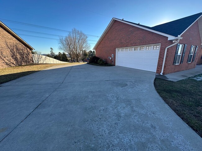 Building Photo - All brick home in Halls