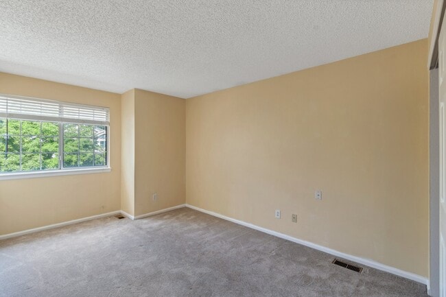 Building Photo - 2152 Holyoke Ln