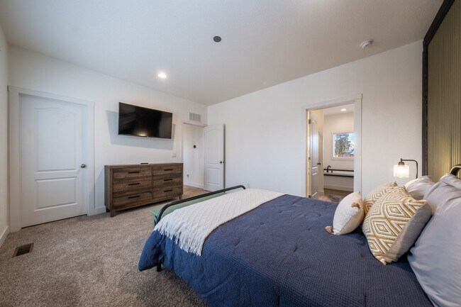 Building Photo - 523 W Vance Dr