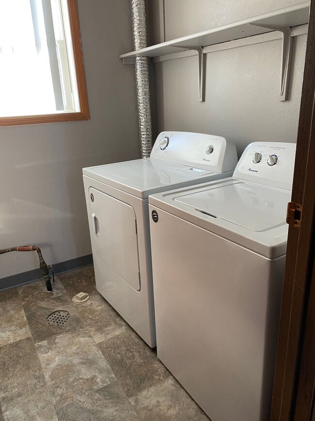 Building Photo - Beautiful, Spacious 3 bed Condo for Rent