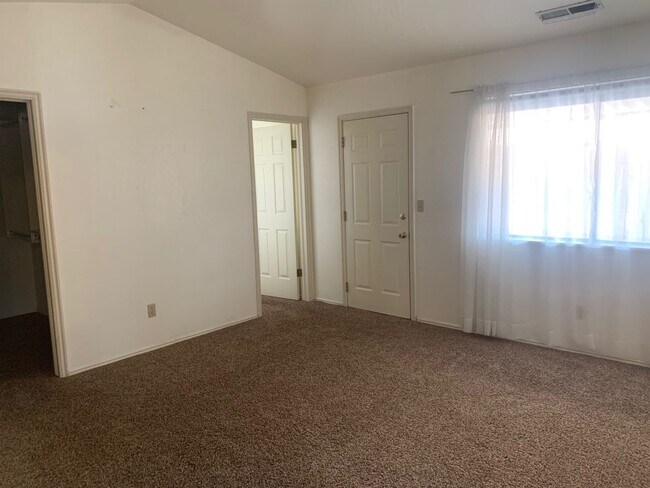 Building Photo - Downtown location. Quiet townhome!