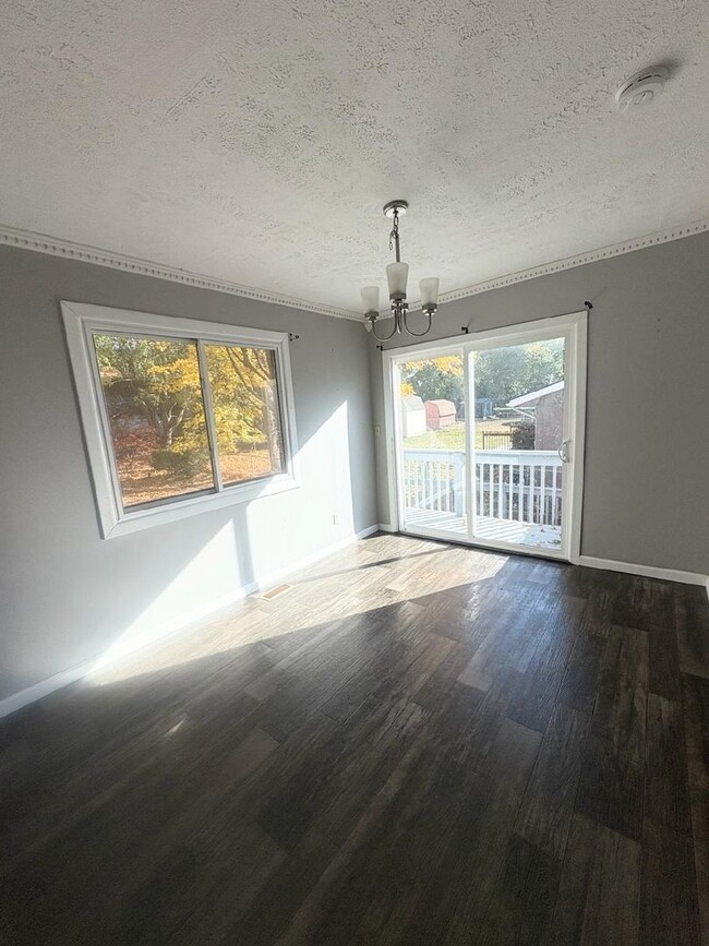 Building Photo - Split Level 4 Bedroom