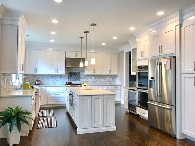 Building Photo - 301 Linden St