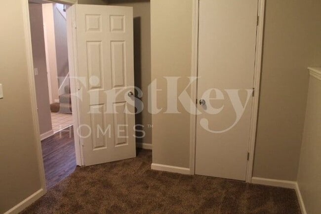 Building Photo - 619 N Crest Dr