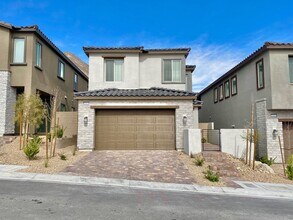 Building Photo - STUNNING LIKE NEW SINGLE-FAMILY HOME 3 BEDROOM / 2.5 BATHROOMS, WITH 2 CAR GARAGE!!
