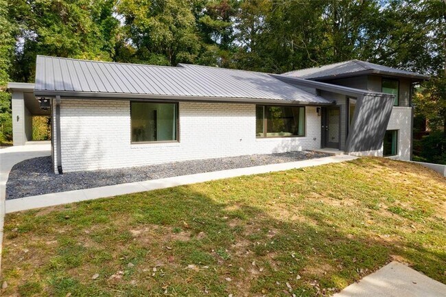 Primary Photo - 390 Windsor Pkwy