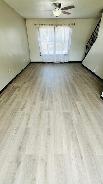 Building Photo - 2611 W 60th St