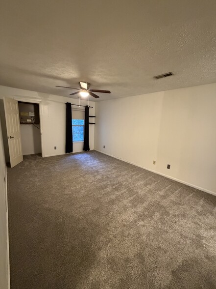 Master bedroom - 1304 Cedarwood Dr