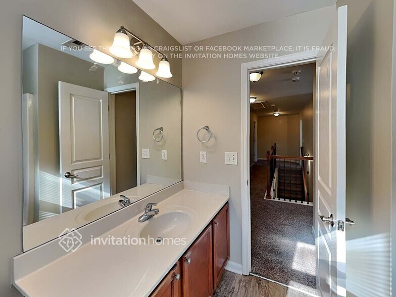 Building Photo - 505 Lakeside View