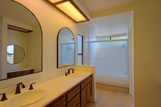 Building Photo - Gorgeous 3 Bedroom with office or separate...