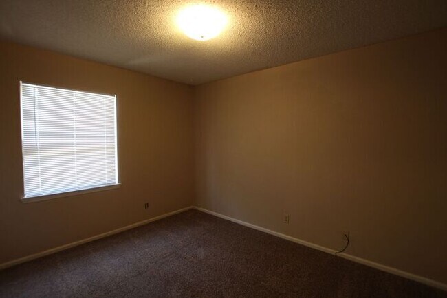 Building Photo - Beautiful 3 Bedroom, 2.5 Bath Townhome in Tyler – Available!