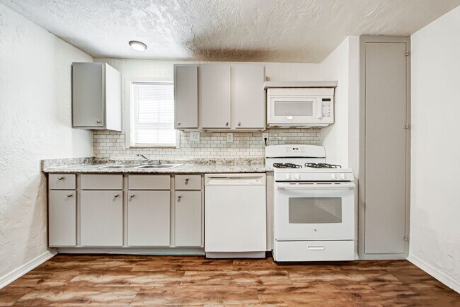 Building Photo - 204 S Stewart Ave