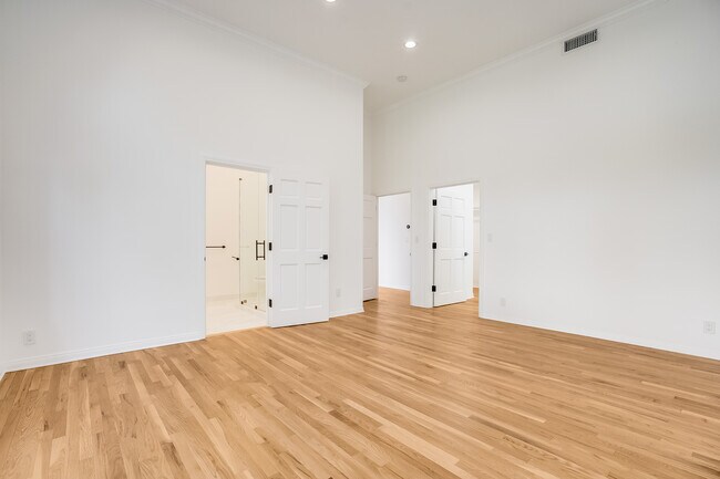 Building Photo - 15851 Mulholland Pl