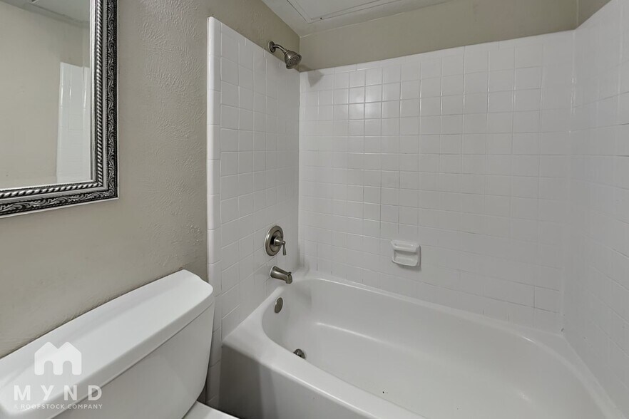 Building Photo - 2822 Canary Ln