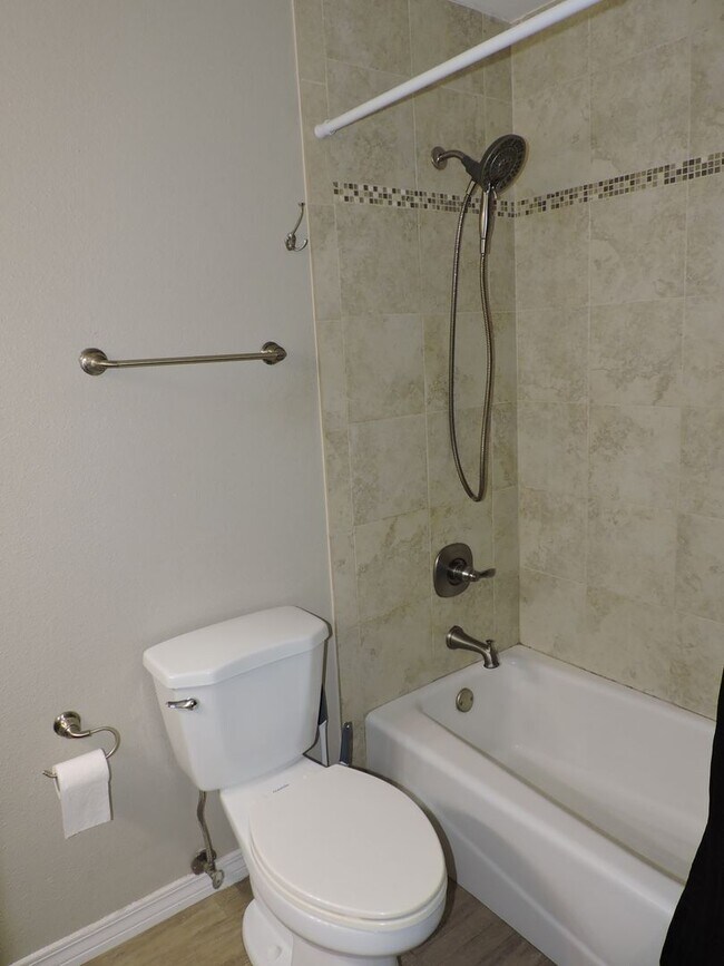 Building Photo - Convenient westside location!