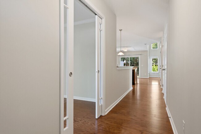 Building Photo - 3 Bedroom Townhouse in Braddock Park Community - Available May 8!
