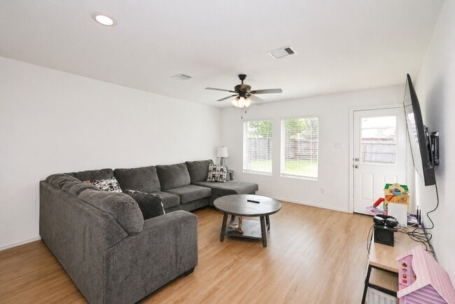 Building Photo - 7430 Clover Chase Dr