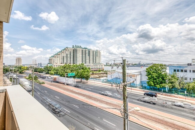 Building Photo - Queen Village Townhome with Parking