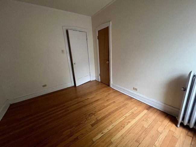 Building Photo - 3348-1 W Sunnyside 2bed/1bath