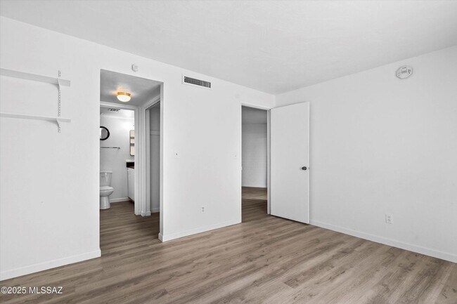 Building Photo - Move In Ready Unit! 1 Bed 1 Bath New Flooring!