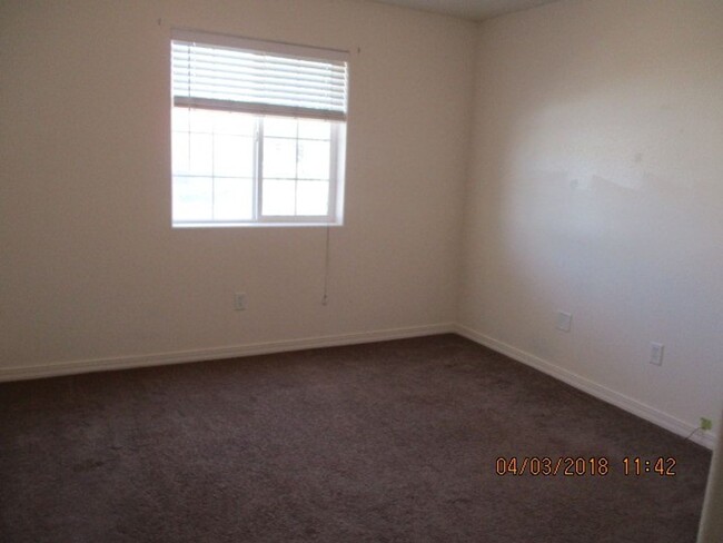 Building Photo - 3 bedroom 2 bath Twin Home - Pets considered!