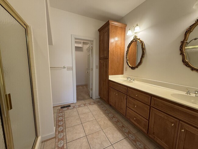 Building Photo - Immaculate End-Unit Townhome in Port Warwick