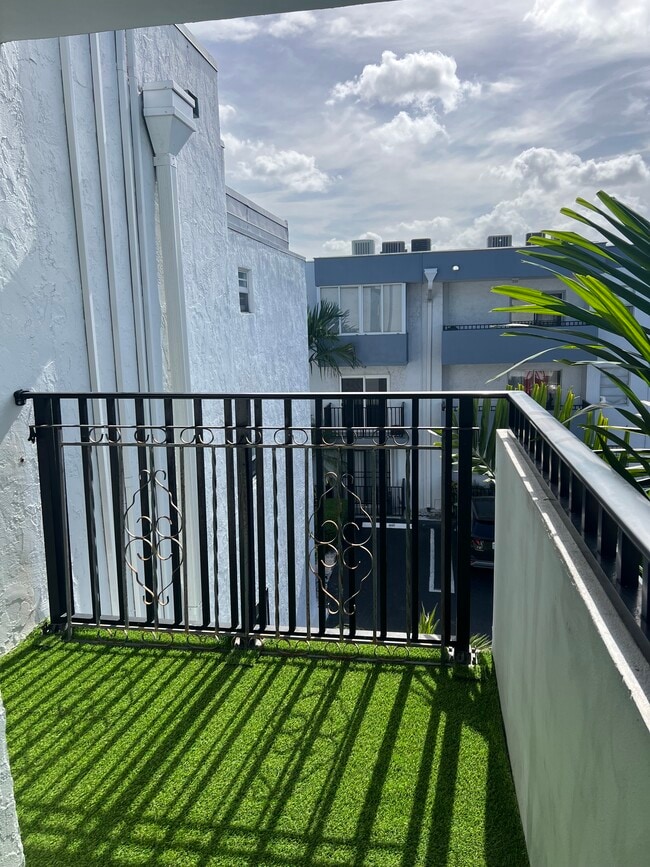 Building Photo - 2498 SW 17th Ave