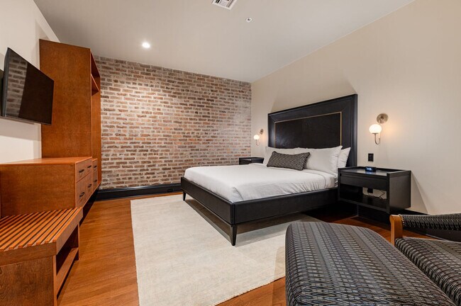 Building Photo - 1011 Canal St