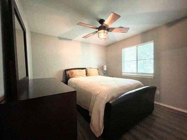 Guest Room #4 with walk-in closet - 11519 Brae Hill