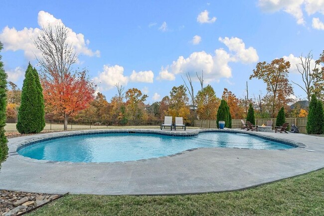 Building Photo - 504 NE Green Creek Rd