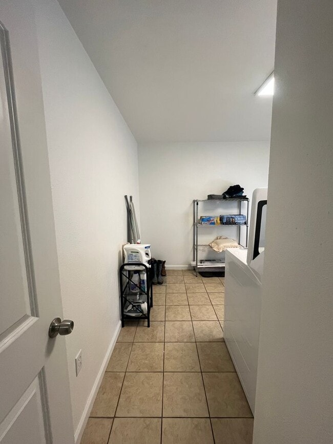 Building Photo - Gorgeous private home in Altavista!