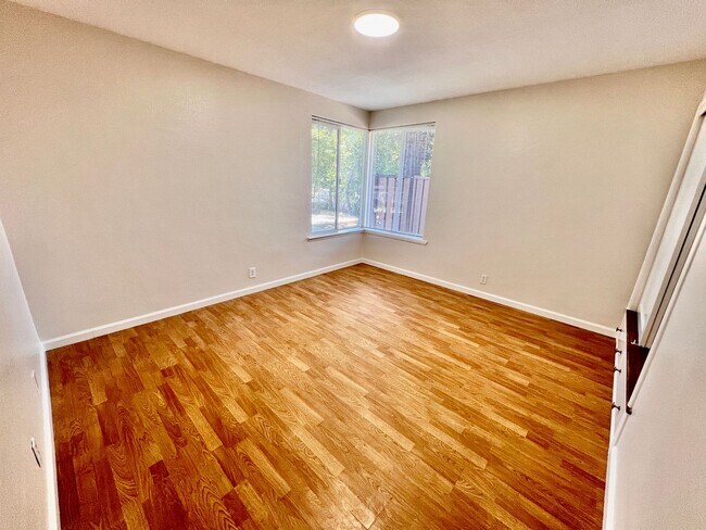 Building Photo - $2,300 Peach & Kings Canyon, 3 Bedroom - S...