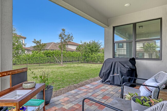 Building Photo - 4740 Chantilly Rd