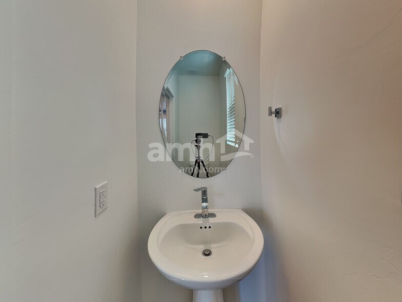 Building Photo - 6483 E Paseo Alga