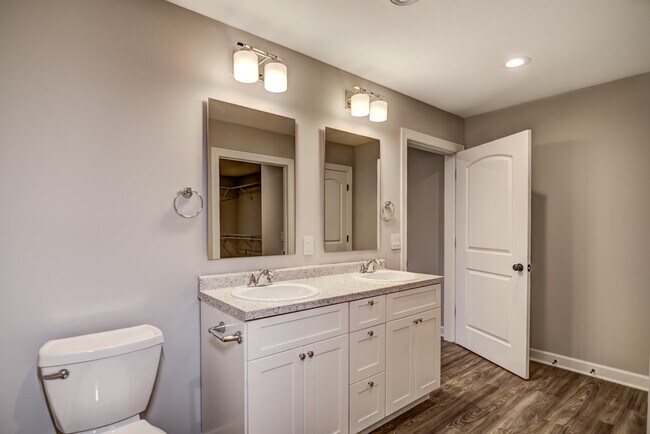 Building Photo - 1617 Charleston Dr