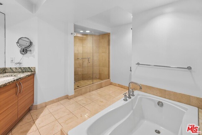 Building Photo - 13650 Marina Pointe Dr