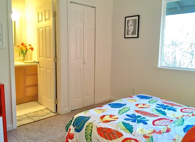 Building Photo - Townhouse style condo in Beaverton!