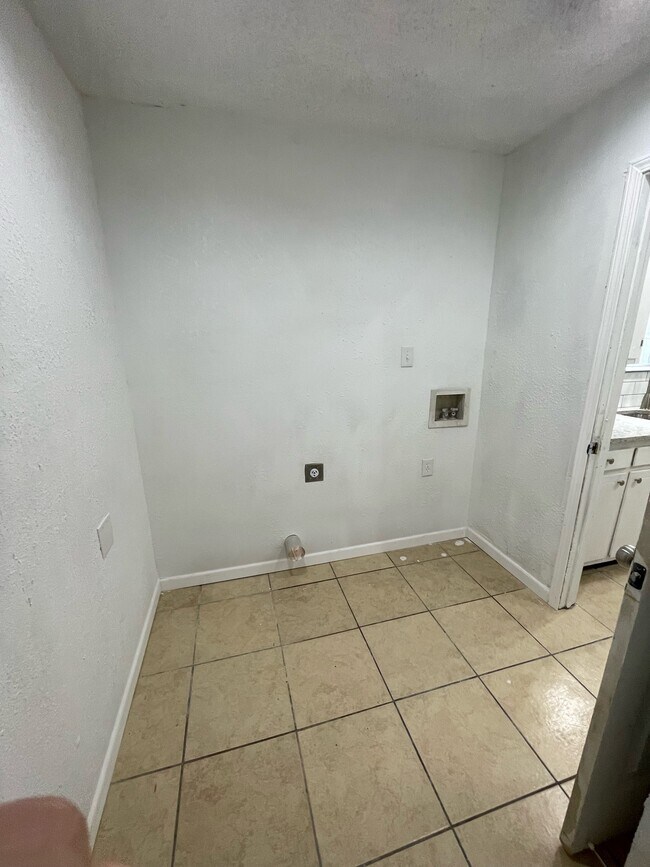 Building Photo - 1338 McCall St