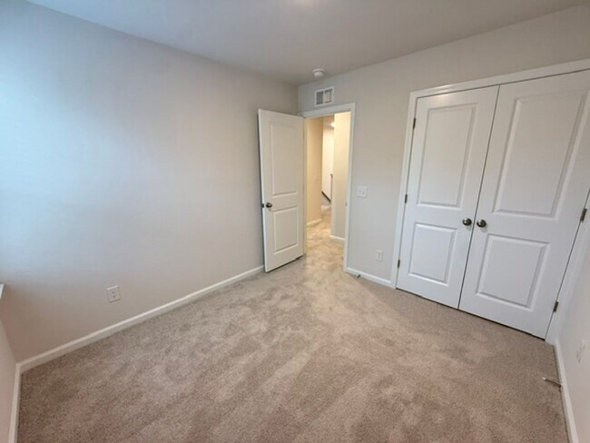 Building Photo - 3 Bedroom 2.5 Bathroom Townhouse in Windward Village - Summerville