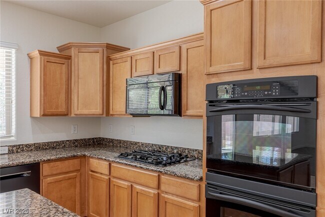 Building Photo - 2553 Chateau Clermont St