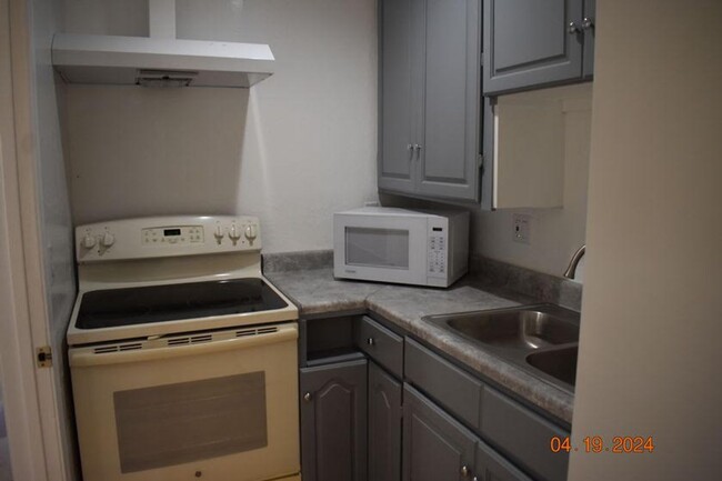 Building Photo - Charming Two-Bedroom, One-Bath Unit – Avai...