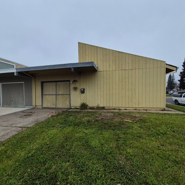 Building Photo - Carmichael 3 bedroom, $2195/month.